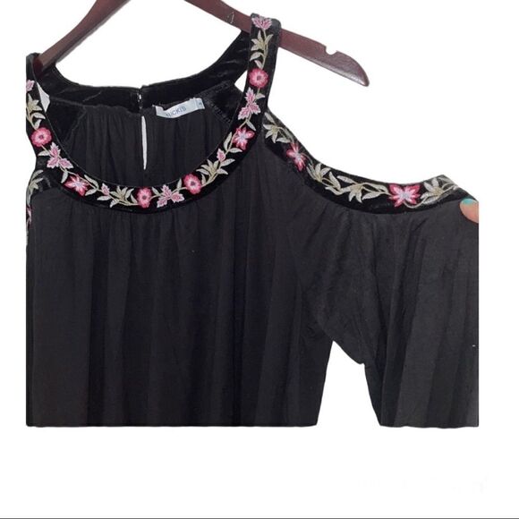 Ricki’s cut out shoulder black with floral top size medium - Picture 2 of 7